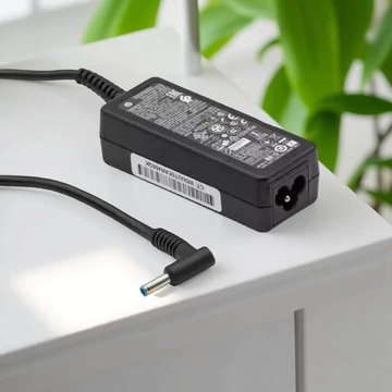 Használt eredeti HP gyári laptop töltő 19.5V 45W teljesítménnyel és vékony center-pin csatlakozóval