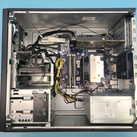 Stúdió Kategóriás HP Z240 Tower Workstation Xeon E3-1270 v6/32GB/256GB NVMe/1TB SSD/Nvidia Quadro P2000 4GB