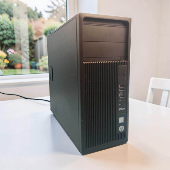 Stúdió Kategóriás HP Z240 Tower Workstation Xeon E3-1270 v6/32GB/256GB NVMe/1TB SSD/Nvidia Quadro P2000 4GB