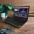 Kép 12/15 - DELL Precision 7720 jobb oldali nézet - asztalon